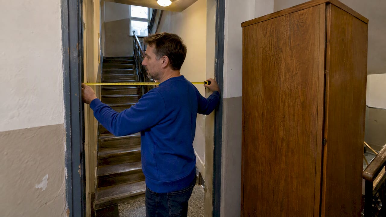 Mérőszalaggal mérik a lépcsőforduló szélességét